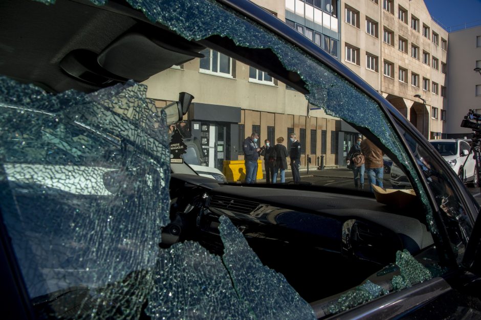 Policijos nuovada netoli Paryžiaus tapo pirotechnikos priemonių atakos taikiniu