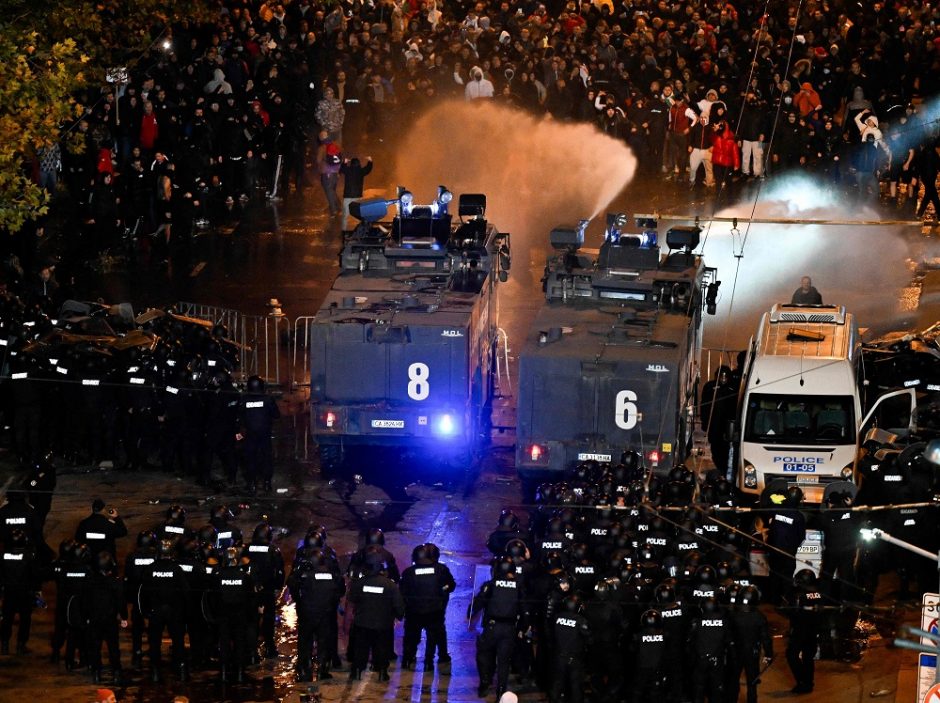 Bulgarijoje per protestą ir susirėmimus prie futbolo stadiono sužeista dešimtys žmonių
