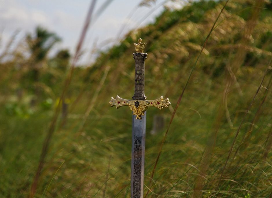 Biržų rajone moteris sužalojo vyrą kardu