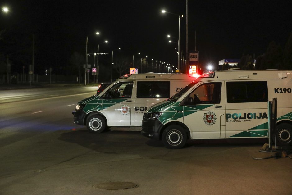 Kupiškio rajone apsivertus automobiliui nukentėjo jį vairavęs vaikinas ir dvi paauglės