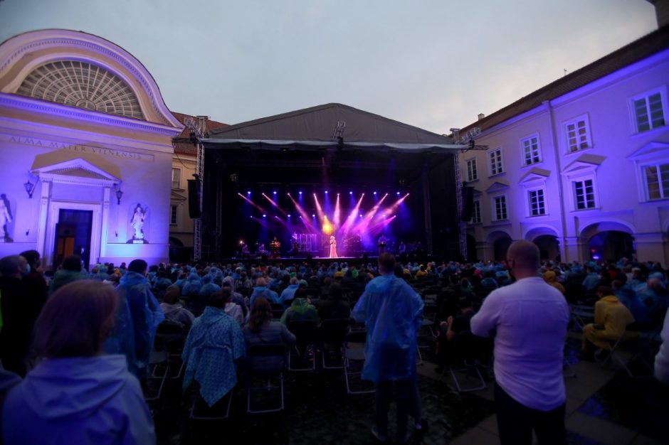 A. Smilgevičiūtė ir grupė „Skylė“ albumo pristatymą pavertė žemaitiška roko opera