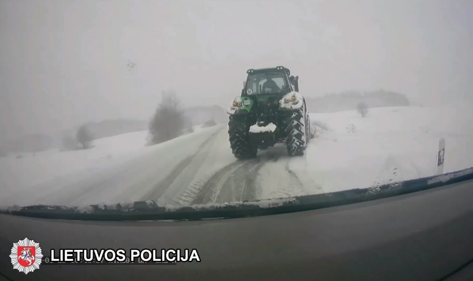 Trakų rajone sustabdytas girtas traktoriuko vairuotojas: sniegą nuo įvažiavimų stūmė į kiemus