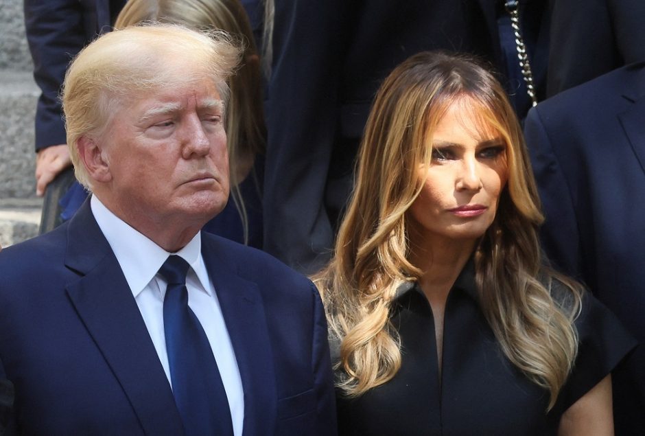 Buvęs JAV prezidentas D. Trumpas dalyvavo savo pirmosios žmonos laidotuvių mišiose