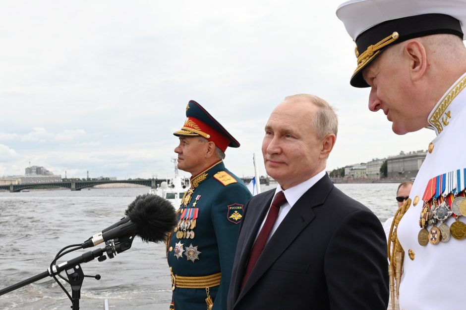 V. Putinas priėmė pagrindinį karinio laivyno paradą Sankt Peterburge