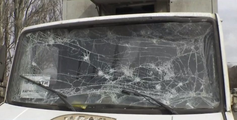 Siaubas per rusų karių apšaudymą Ukrainoje: skeveldros suvarpė produktus vežusį vairuotoją