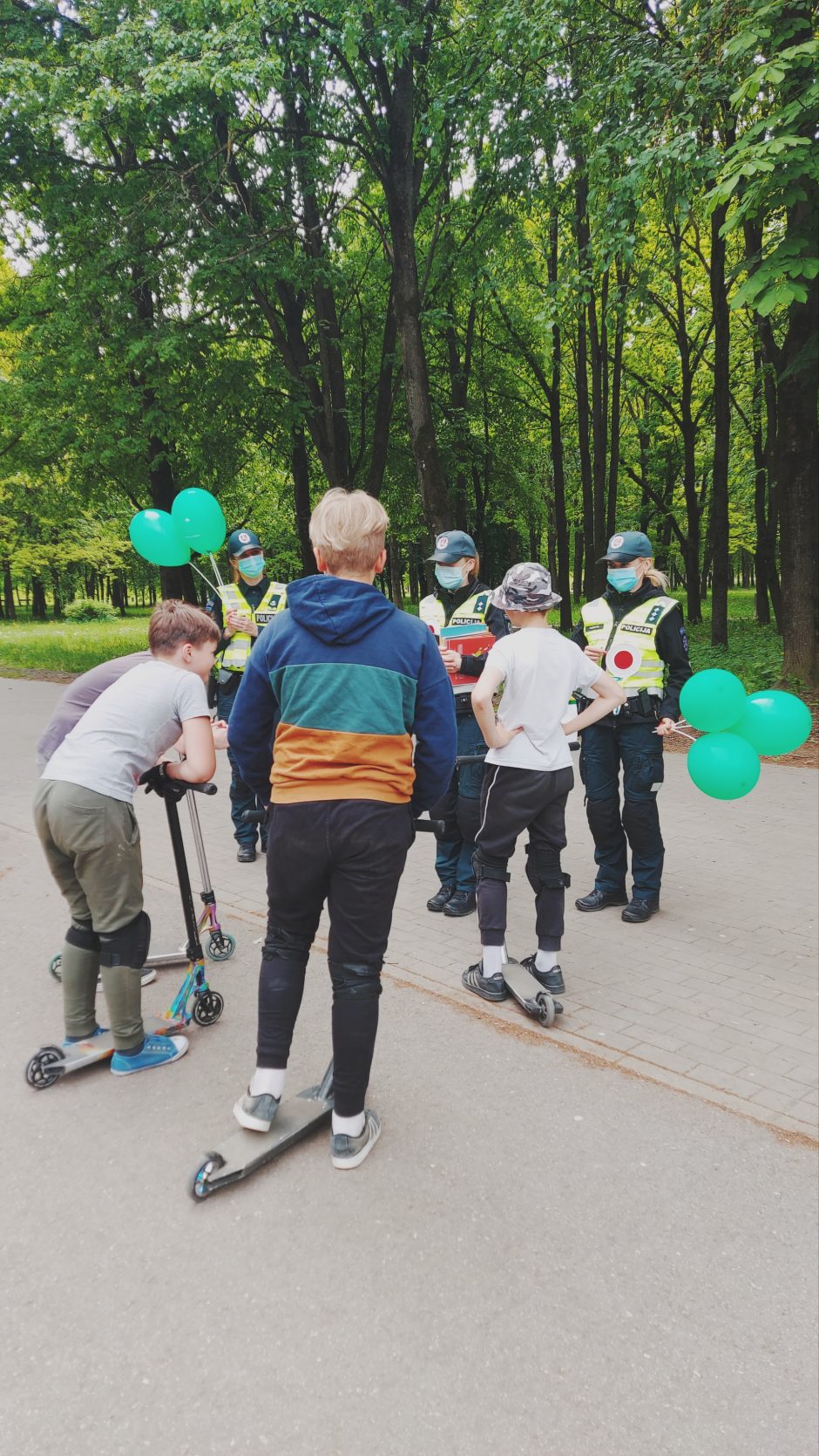 Vaikų gynimo dieną – Kauno pareigūnų šypsenos ir dovanos mažiausiems