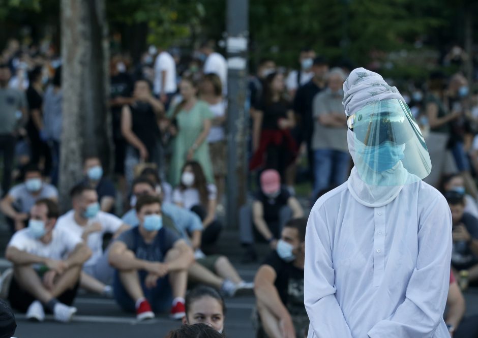 Serbai jau trečią dieną protestavo prieš kovos su koronavirusu priemones