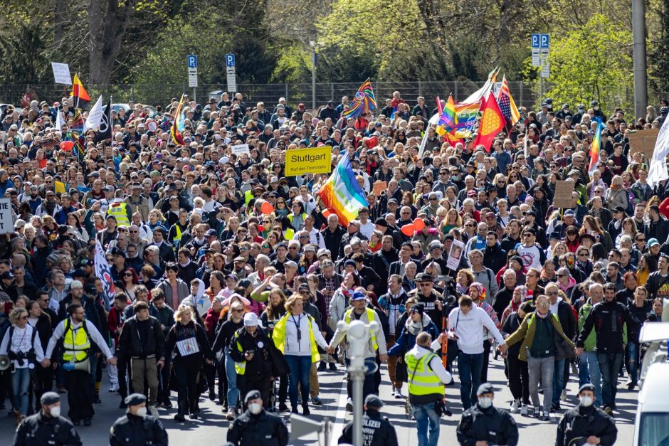 Vokietijoje tūkstančiai žmonių protestavo prieš karantino suvaržymus