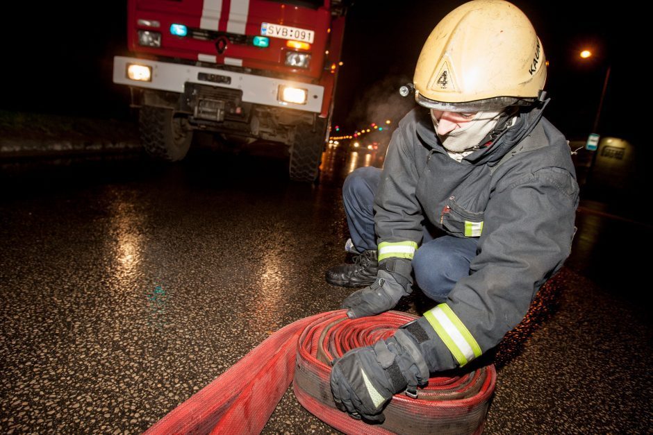 Gesinti gaisro Vilniuje sekmadienio vakarą lėkė 5 ugniagesių autocisternos