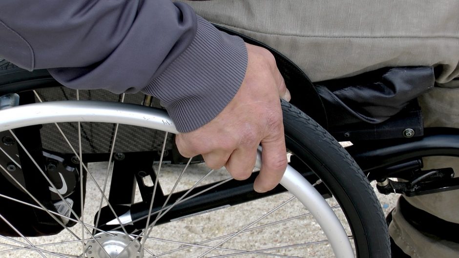 Šiauliuose ugniagesiai ištraukė vežimėliu įstrigusį neįgalųjį