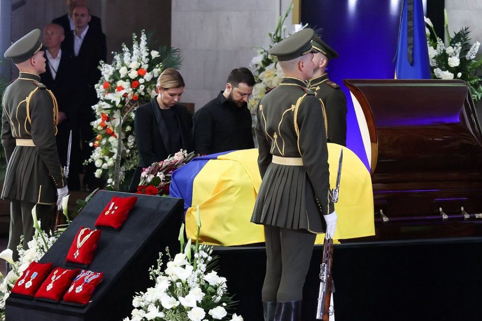 Po trijų mėnesių V. Zelenskis su žmona susitiko laidotuvėse