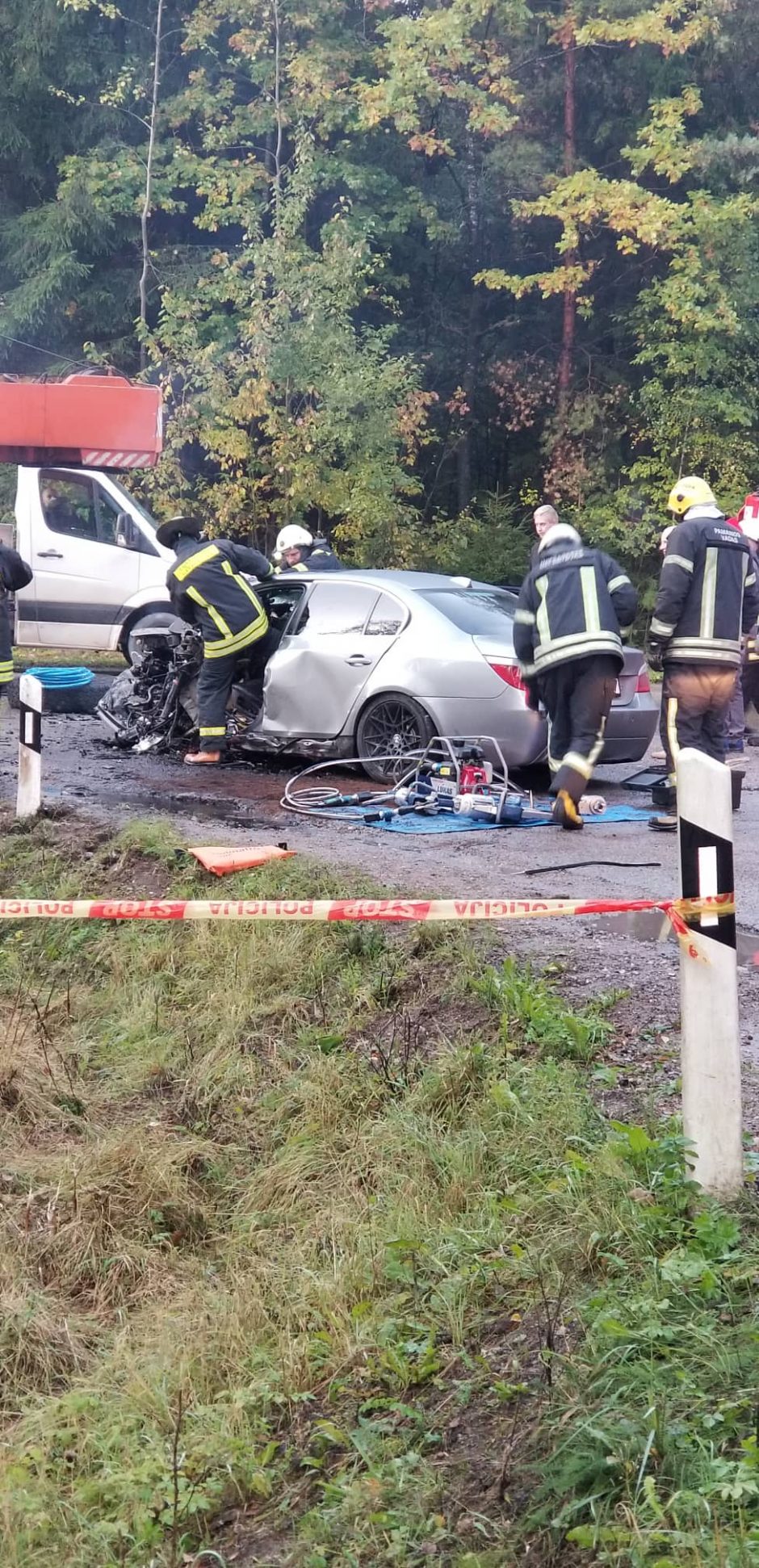 Klaipėdos rajone BMW rėžėsi į autokraną: sužeisti trys žmonės (papildyta)