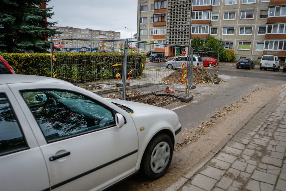 Aiškinamasi, kas ir kodėl išrausė dalį kiemo teritorijos