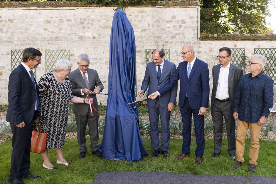 Prancūzijoje atidengta skulptūra lietuvių poetui ir diplomatui O. Milašiui