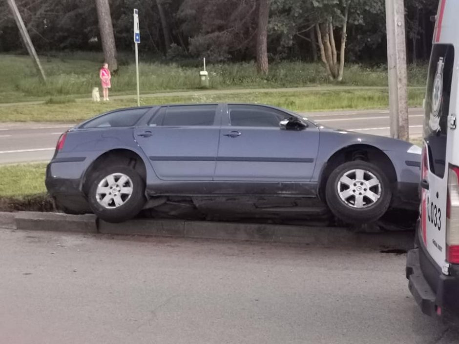 Raudondvario plente nuo kelio nuvažiavo automobilis, vairuotoja išvežta į ligoninę