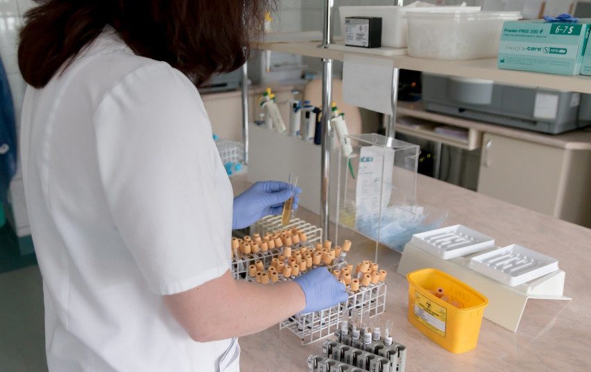 Tyrimus koronavirusinei infekcijai nustatyti atlieka 12 laboratorijų: prisijungė VU