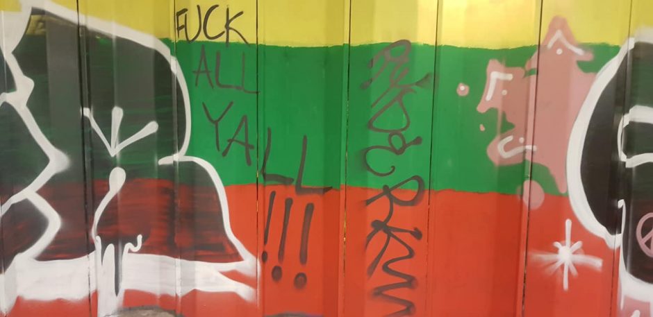 Požeminėje perėjoje užvirė mūšis: LGBT vėliavą pakeitė Lietuvos trispalvė, ant jos – užrašai