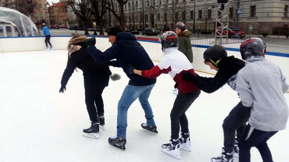 Lukiškių aikštėje čiuožykla veiks dar kelias dienas: jau čiuožė 29 tūkst. žmonių 
