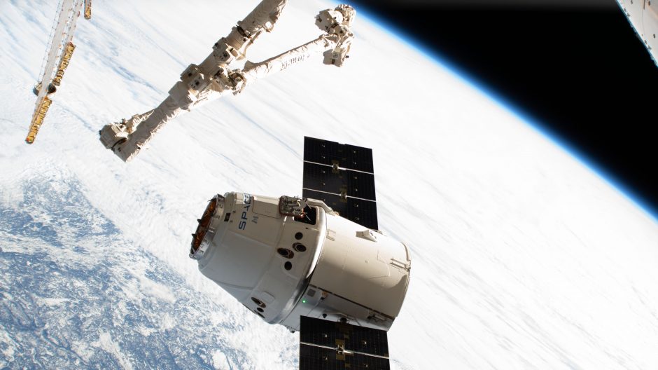 „SpaceX“ kosminė krovinių kapsulė sėkmingai nusileido Ramiajame vandenyne