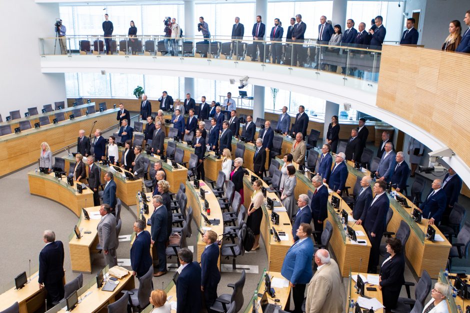 Grupė parlamentarų siūlo mažinti amžiaus cenzą kandidatuoti į Seimą
