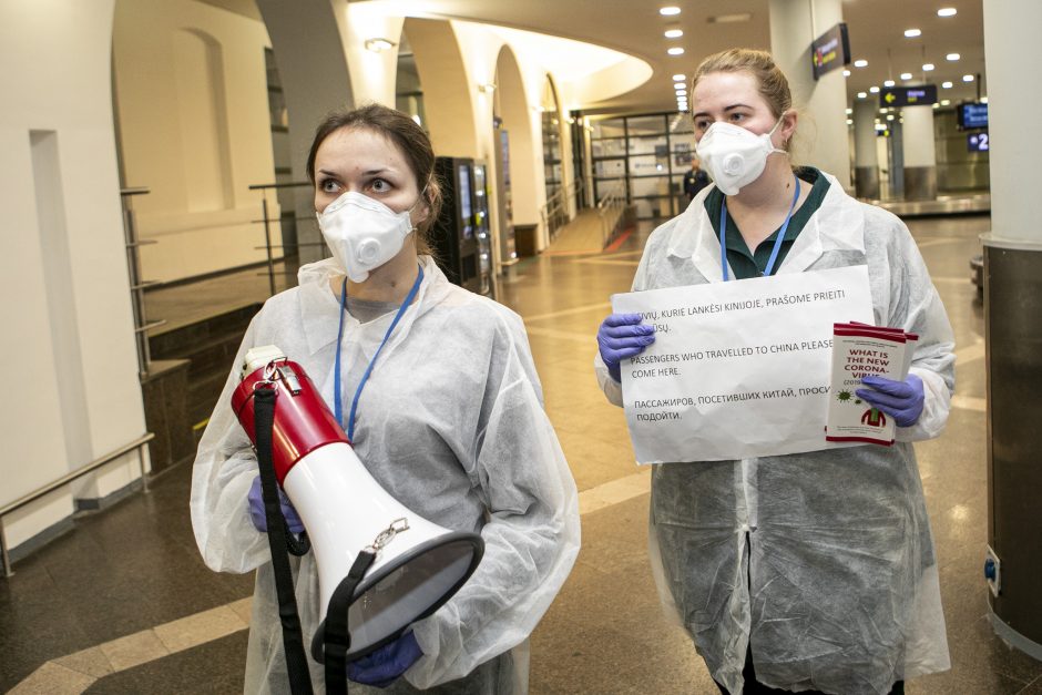 Vilniuje nusileido lėktuvas iš Milano, du keleiviai išvežti į ligoninę