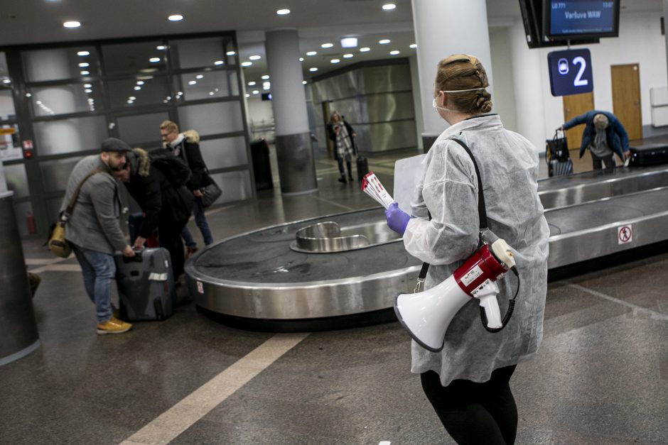 Oro uostuose dėl koronaviruso svarsto tikrinti grįžusiuosius ir iš kitų Europos šalių