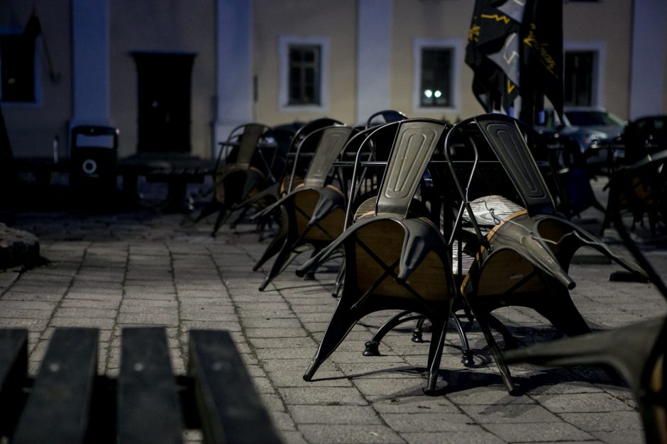 Kauno policija sulaukė dviejų pranešimų apie karantino reikalavimus pažeidžiančias lauko kavines