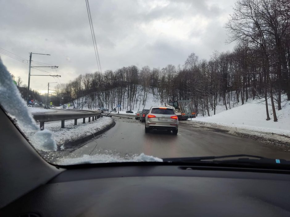 Dainų slėnio prieigose sunkiasvorė technika taranavo troleibusų linijos stulpą 