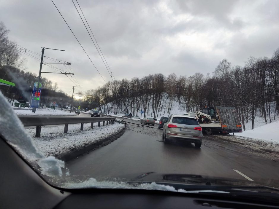 Dainų slėnio prieigose sunkiasvorė technika taranavo troleibusų linijos stulpą 