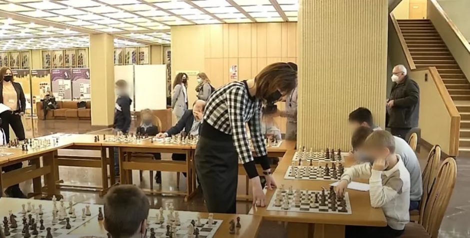 Su V. Čmilyte-Nielsen šachmatais žaidęs berniukas: Ukrainoje dabar neturiu nieko
