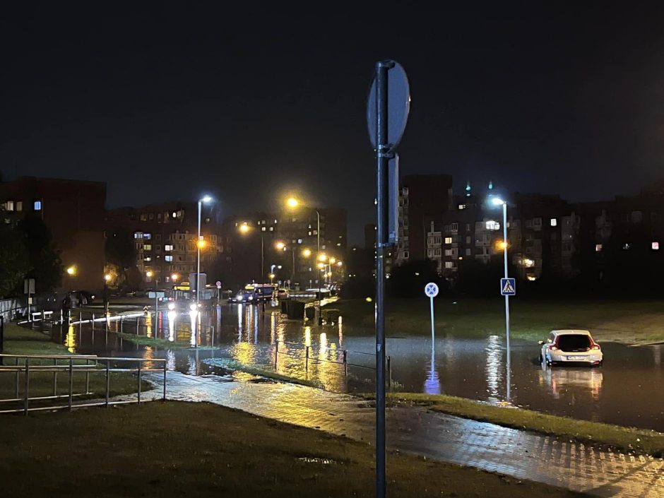Po liūties skęsta Klaipėda: kai kurios gatvės – sunkiai pravažiuojamos