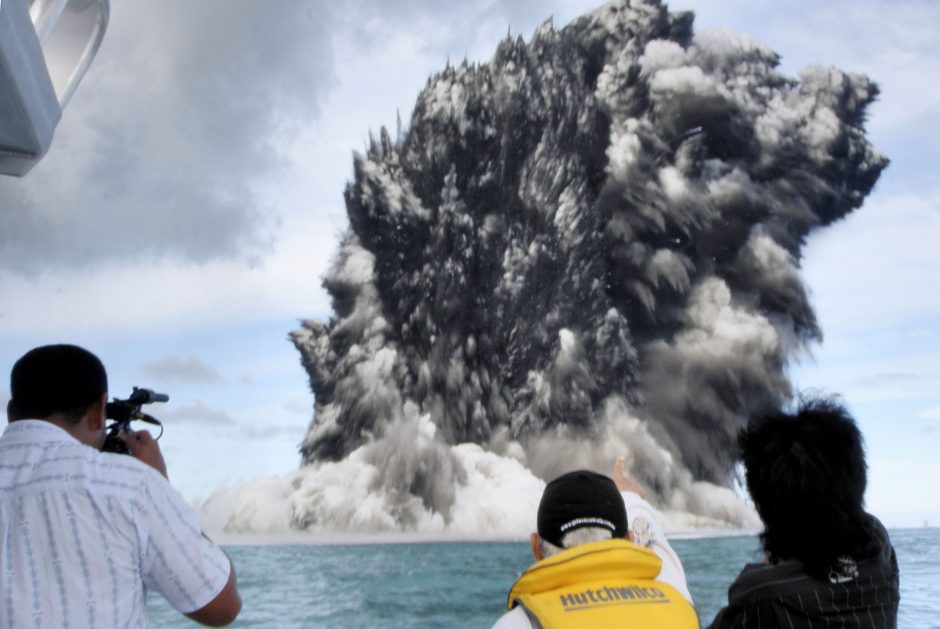 Tongos salyne dėl ugnikalnio išsiveržimo atsirado nauja sala