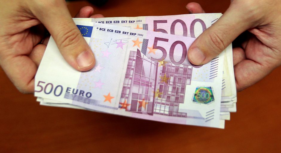 Bandė atsiskaityti galimai suklastotais 500 eurų banknotais