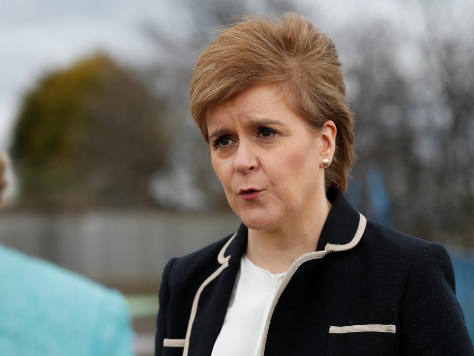 N. Sturgeon: teismai nuspręstų, ar Škotijos parlamentas gali skelbti referendumą