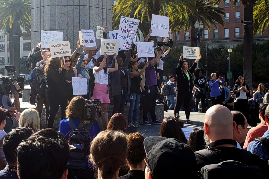 „Google“ darbuotojai surengė protestą dėl varganos kovos su priekabiavimu