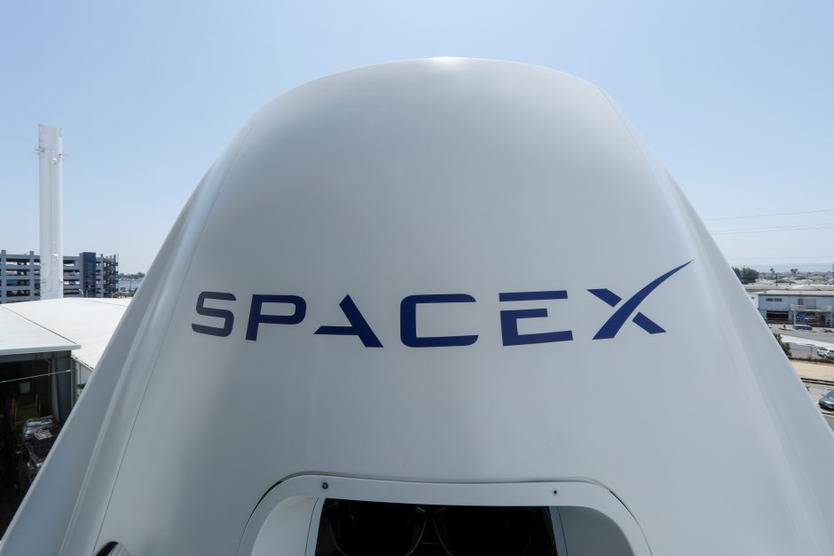 „SpaceX“ sausį išbandys naująjį erdvėlaivį „Crew Dragon“