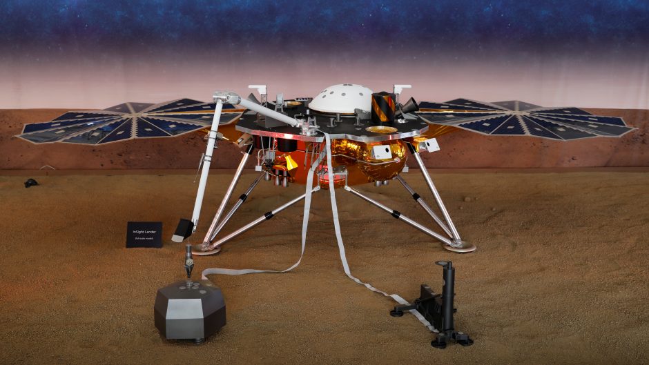 NASA sėkmingai nutupdė Marso seisminį aktyvumą tirsiantį zondą