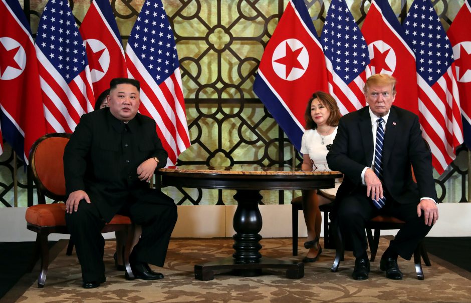 JAV saugumo patarėjas gina D. Trumpo ir Kim Jong Uno susitikimo rezultatus