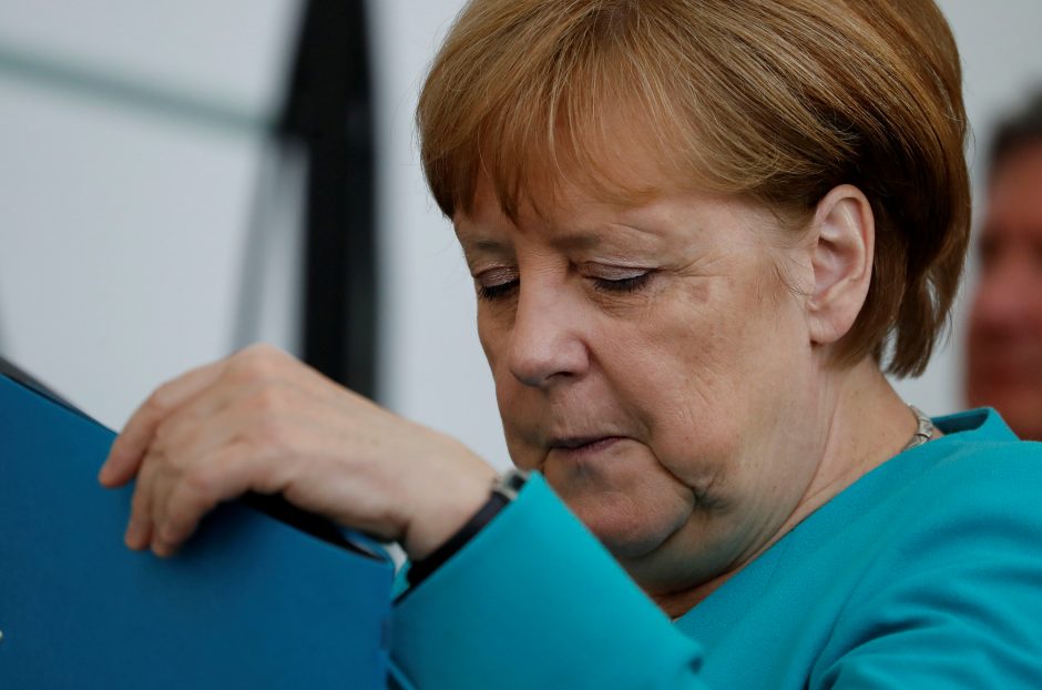 Vokietijos kanclerės koalicijos partnerės po naujo smūgio rengia krizines derybas