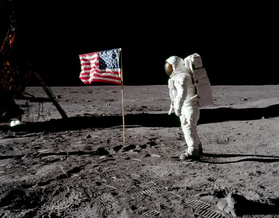 50 metų po misijos į Mėnulį „Apollo“ astronautai susitinka prie istorinės aikštelės
