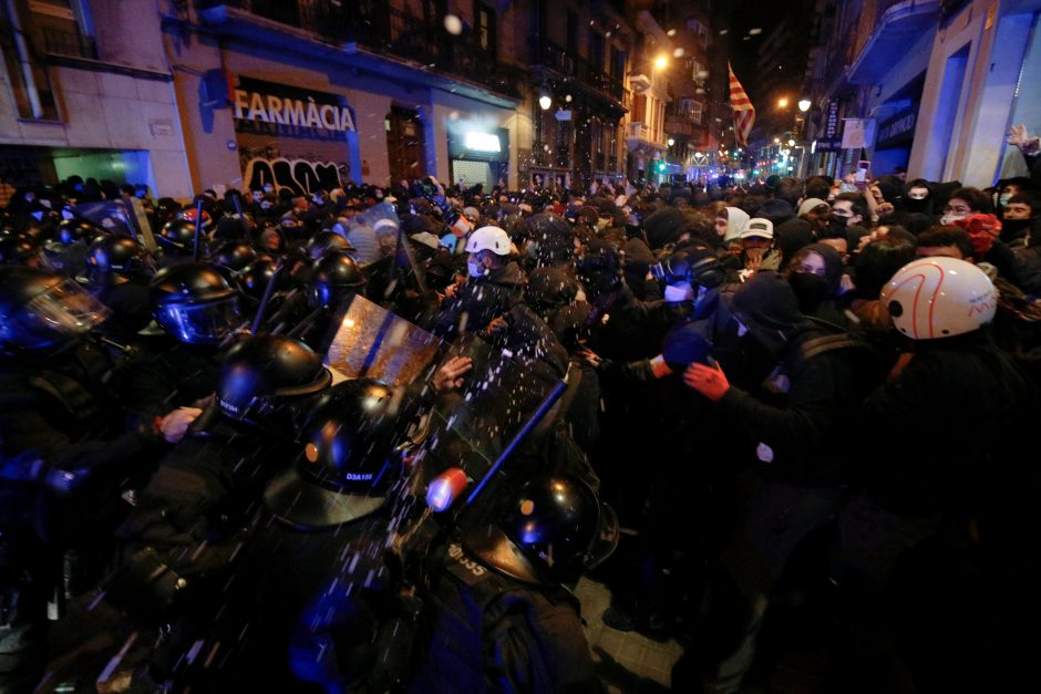 Barselonoje tęsiasi policijos ir demonstrantų susirėmimai per protestus dėl reperio arešto