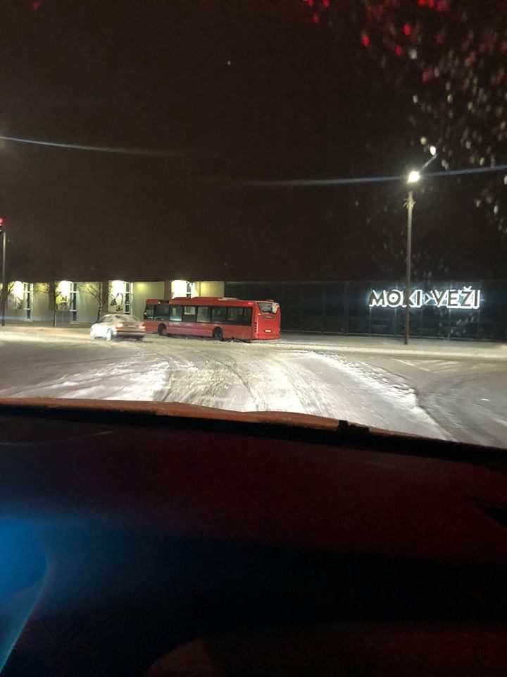 Kauno gatvėse – gausu avarijų: į šviesoforą rėžėsi ir autobusas