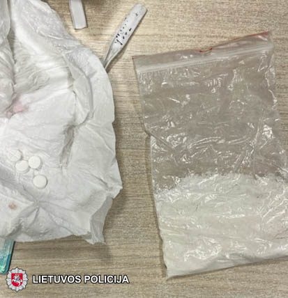 Narkotikus slėpė sumaniai: maišelius pasikabino prie lytinių organų
