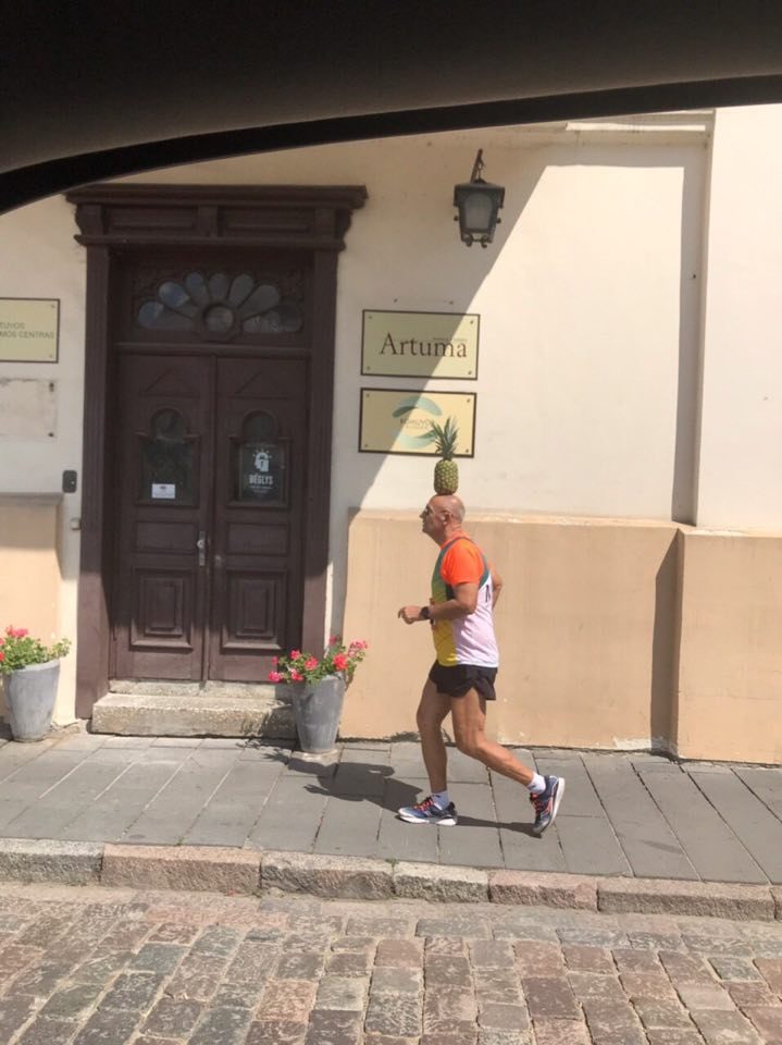 Kauno senamiestyje – neįprastai pasipuošęs bėgantis vyras (vaizdo įrašas)