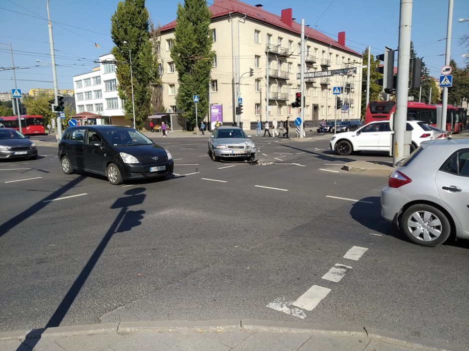 Vilniuje – pavežėjo avarija, į ligoninę išvežti du suaugusieji ir nepilnametė