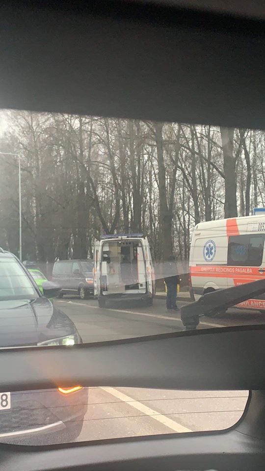 Vairuotojai: prie Vilniaus oro uosto sulėkė medikai