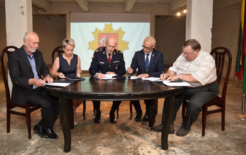 PAGD ir ugniagesių profesinės sąjungos pasirašė kolektyvinę sutartį