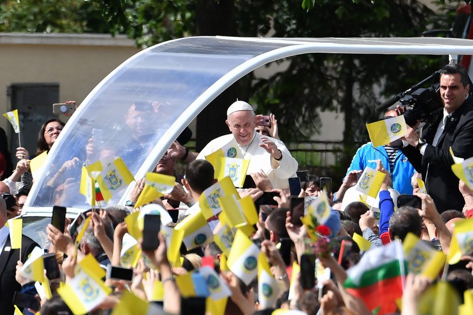 Popiežius pabėgėliams: jūs nešate žmonijos kryžių