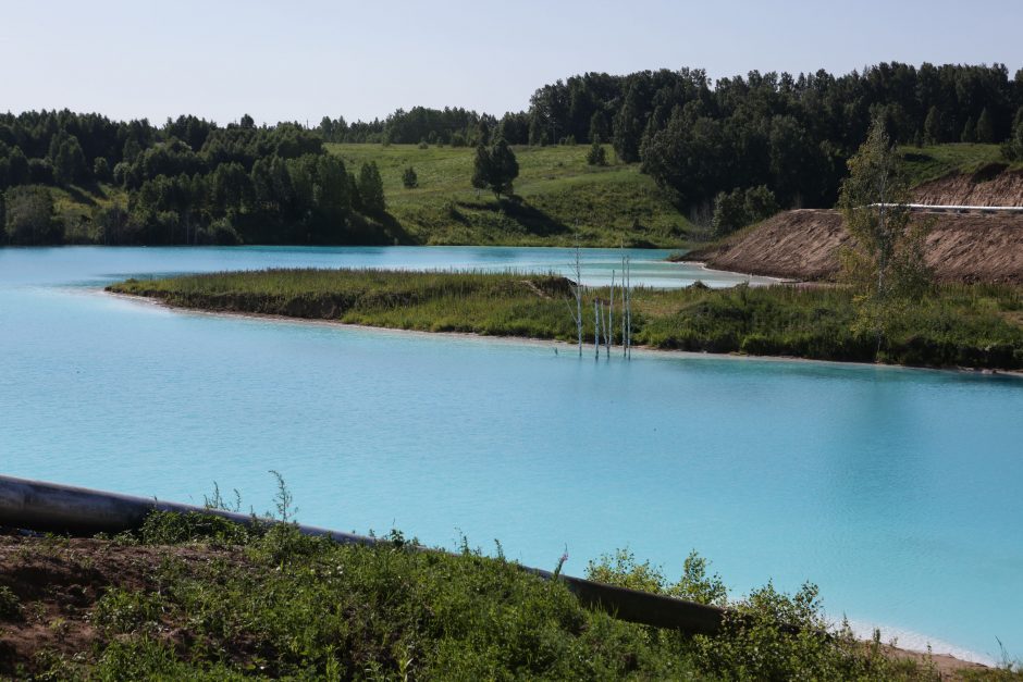Dėl pramonės atliekų sąvartyno ežero vaizdų internautai negaili sveikatos