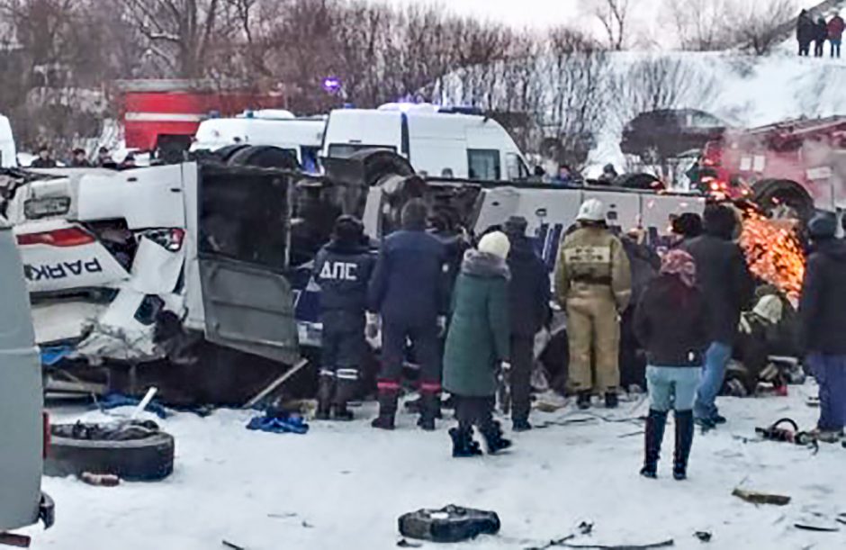 Sibire nuo tilto nulėkus autobusui žuvo mažiausiai 19 žmonių